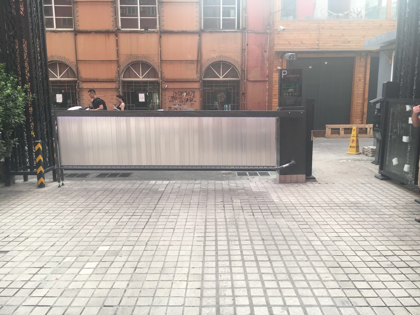 幸福公寓車牌設(shè)別道閘系統(tǒng)和自動門禁系統(tǒng)