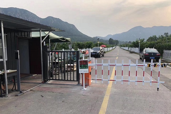 北京順義新村人臉設(shè)別廣告門和車牌識別道閘系統(tǒng)